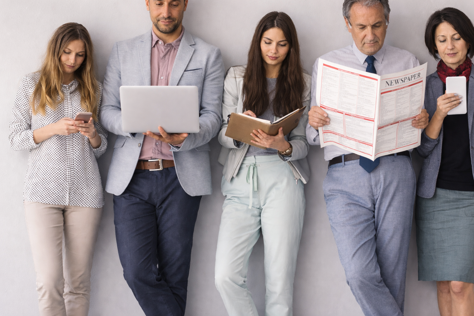 Profissionais concentrados em suas mídias